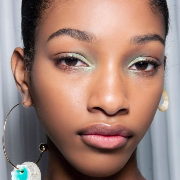 Makeup that will highlight brown eyes the best 15
